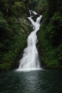 山泉瀑布