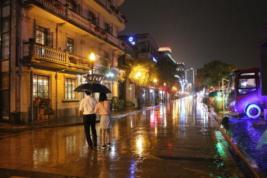 夜雨霓虹