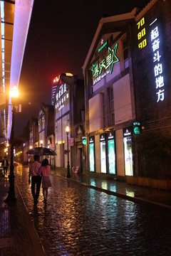 夜雨霓虹