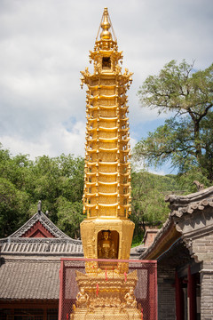 寺廟金色佛塔
