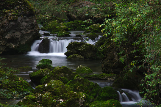 瀑布流水