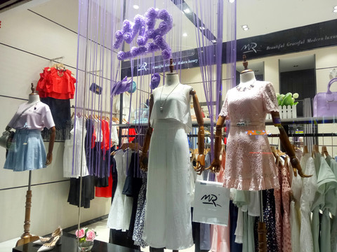 商業(yè)街 服裝店 廚窗