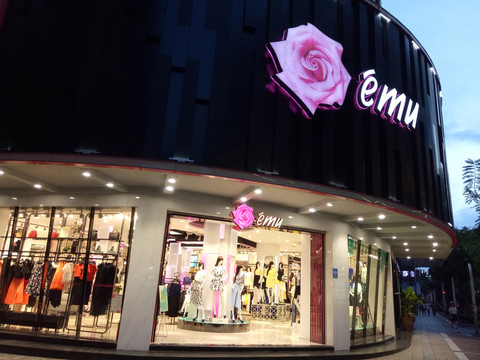 商業(yè)街 服裝店 廚窗