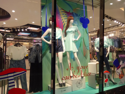 商業(yè)街 服裝店 廚窗