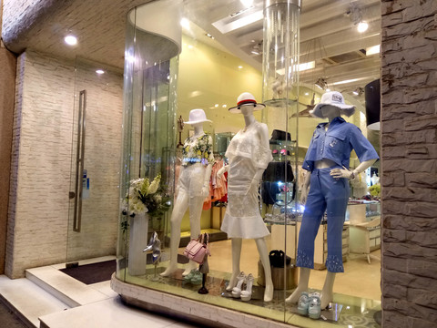 商業(yè)街 服裝店 廚窗