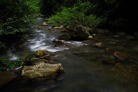 山澗溪水