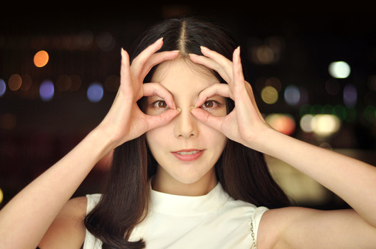 做時(shí)尚舞會(huì)面具造型的女人