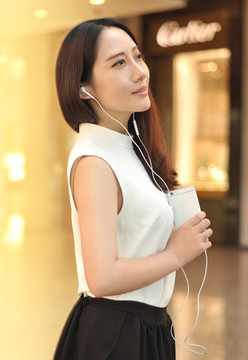 正在使用手機(jī)聽音樂的女人