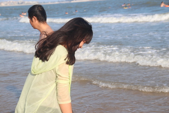 海邊玩耍的美女