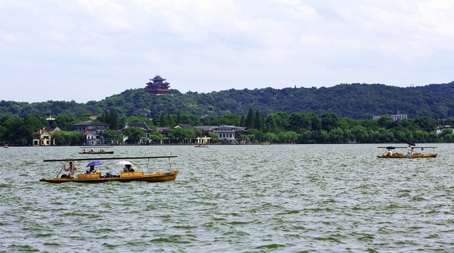 西湖手劃船