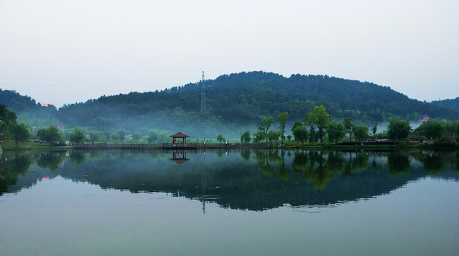 小湖春色