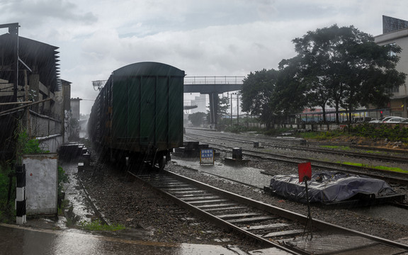 雨中火車站