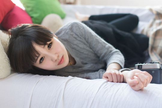 躺在床上的女孩