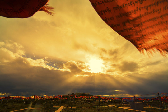 經(jīng)幡夕陽