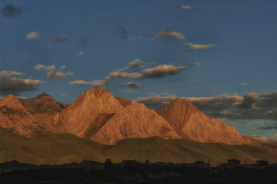 日照金山