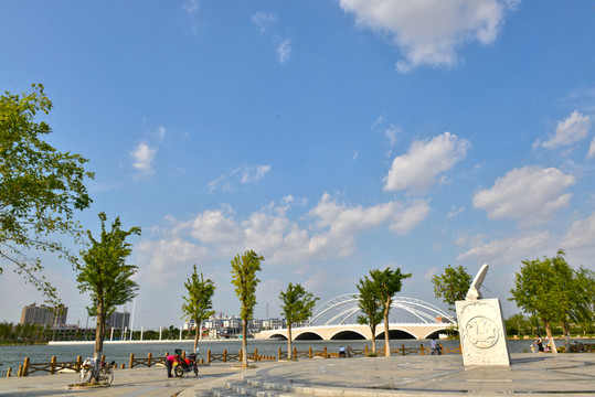 城市湖泊風(fēng)光