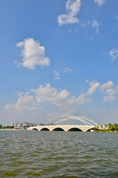 城市湖泊風(fēng)光