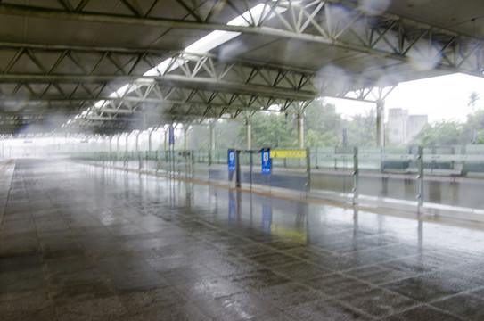 暴雨中動車站