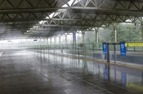 暴雨中動車站