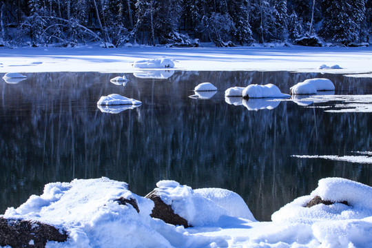喀納斯阿勒泰山區(qū)禾木雪景