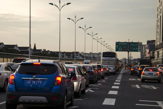 黃昏高架路上的車流