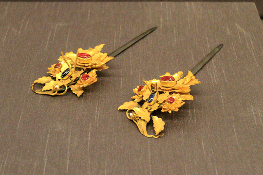 明代 金嵌寶蝶趕花簪