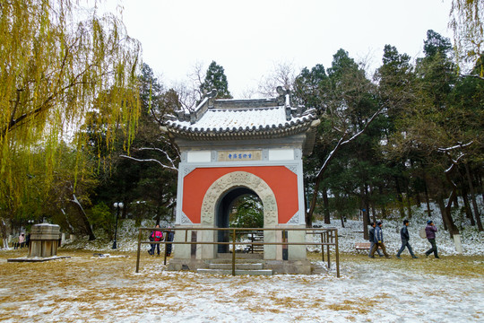 北大校園風(fēng)光大慈濟(jì)寺山門雪景