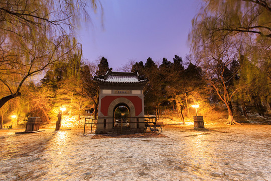 北大校園風(fēng)光慈濟(jì)寺山門夜景