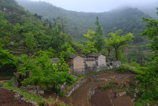 大山里的農(nóng)田和民房