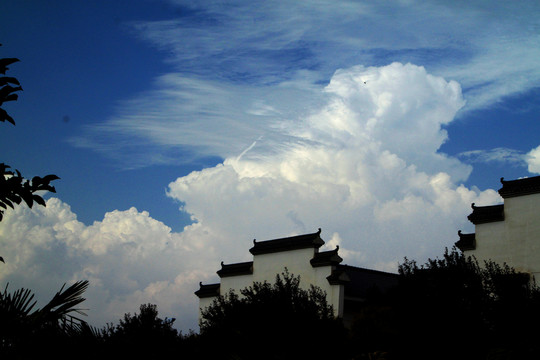 藍(lán)天白云