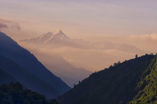 晨曦中的雪山
