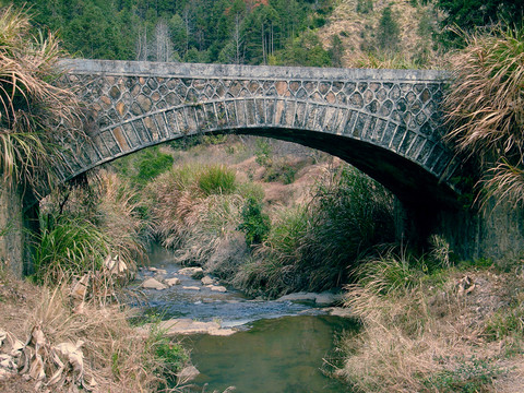 溪上石拱橋