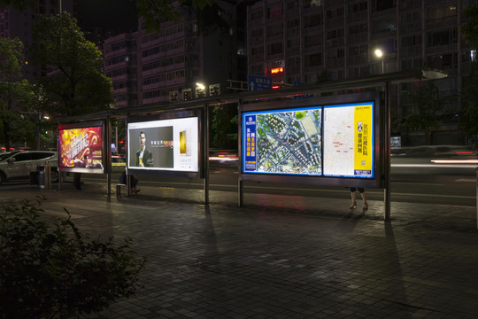 夜間車站燈箱廣告