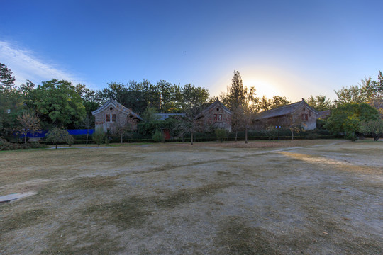 北大校園風(fēng)光靜園草坪燕京六院
