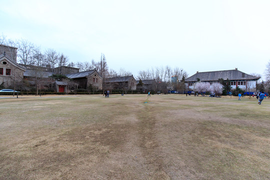 北大校園風(fēng)光靜園草坪燕京六院