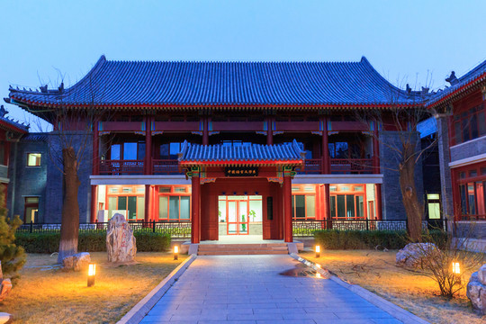 北大李兆基人文學(xué)苑文學(xué)系夜景
