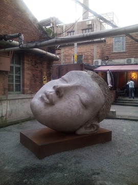 人頭雕像