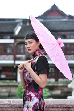 撐著傘的民國(guó)時(shí)期美女
