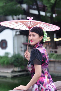 手撐傘的民國時期美女