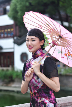 撐著傘的古典美女