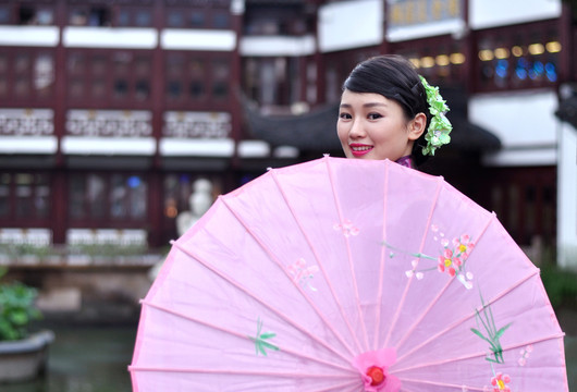 中式美女與粉紅裝飾傘