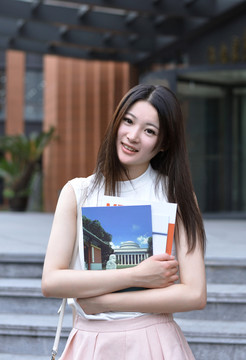 手抱書本的美女大學生