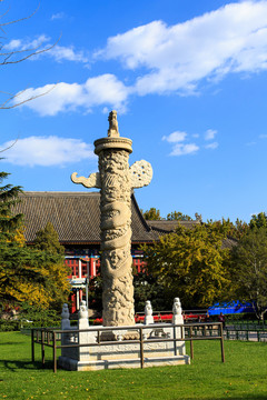 北京大學(xué)辦公樓草坪華表藍(lán)天白云