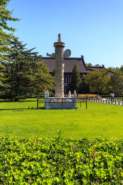 北京大學(xué)辦公樓草坪華表松樹銀杏