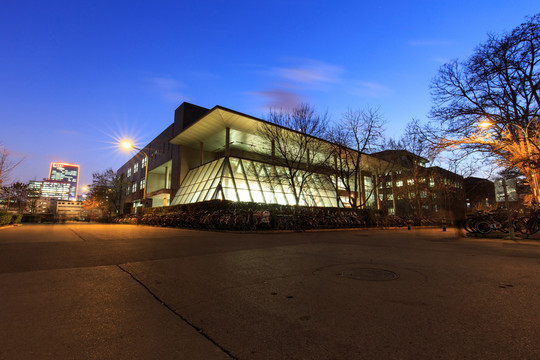 北京大學(xué)校園農(nóng)園食堂餐廳夜景