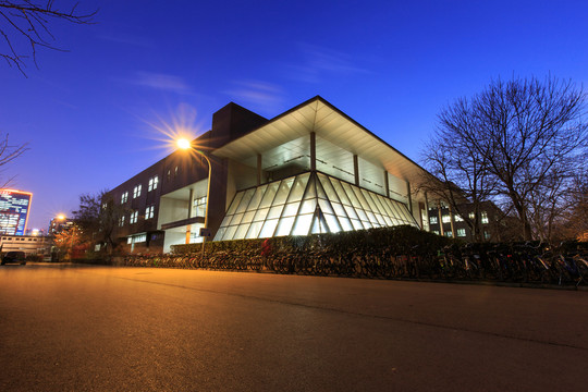 北京大學(xué)校園農(nóng)園食堂餐廳夜景