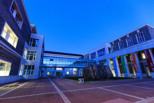 北京大學(xué)光華管理學(xué)院敢當(dāng)石夜景