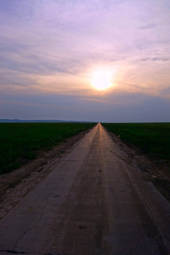 草原公路暮色