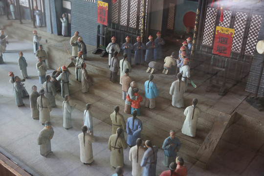 內(nèi)鄉(xiāng)縣衙百姓圍觀斷案雕塑