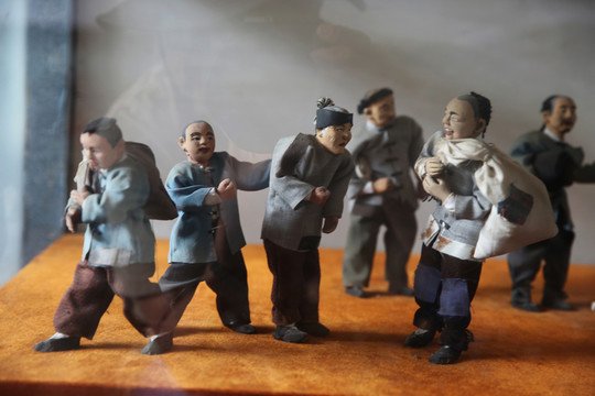 古時(shí)官府賑災(zāi)放糧雕塑